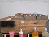 de nombreux types de produits d'entretien dans une caisse en bois