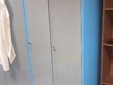 une armoire bleue avec un porte-manteau dans un coin de la pièce