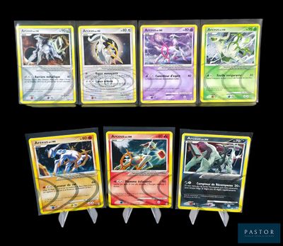 Plusieurs cartes Pokémon sont alignées sur une surface noire