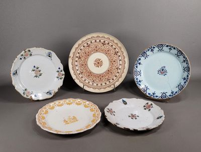 quatre types d'assiettes différents ornés de motifs floraux