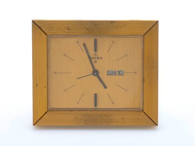 une horloge posée sur une table