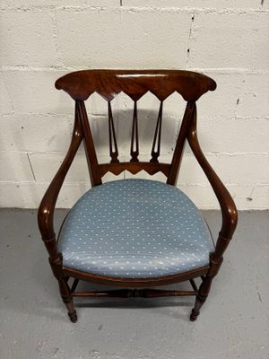 une chaise dont l'assise est bleue