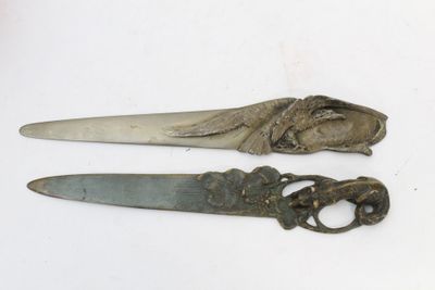 Réunion de 2 coupe papiers en bronze à motif sculptés signés…