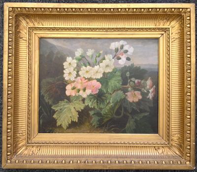 une peinture à l'huile représentant des fleurs, dans un cadre doré, accrochée à un mur bleu