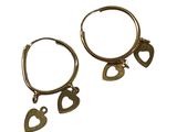 deux paires de boucles d'oreilles créoles en or ornées de pendentifs en forme de cœur