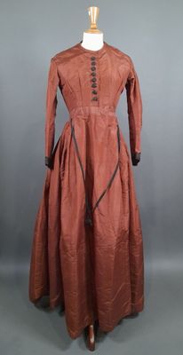 une robe marron sur un mannequin, un mannequin, un mannequin, un mannequin, un mannequin, un mannequin, un mannequin, un mannequin, un mannequin