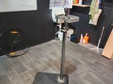 une machine posée sur un support dans une pièce