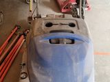 une photo d'une machine de nettoyage dans un garage