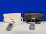 deux sacs à main noirs et blancs posés sur une table blanche