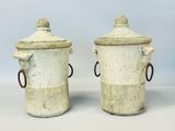 deux vases blancs munis d'anses de chaque côté