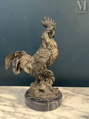 statue d'un coq posée sur un socle, elle-même posée sur une table en marbre