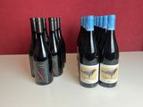 quatre bouteilles de vin rouge sont alignées sur une table