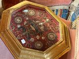 une table surmontée d'un miroir dans une pièce