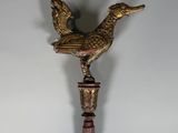 oiseau en laiton sur un socle avec une base en marbre