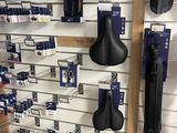 de nombreux articles accrochés au mur dans le magasin