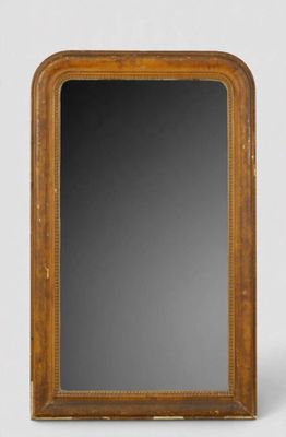 un miroir ancien avec un cadre en bois sur fond blanc
