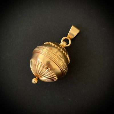 Pendentif boule à senteur ou vinaigrette, en or jaune et ros…