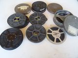 de nombreuses bobines de films anciens posées sur une table