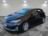 La Toyota Corollant est garée dans le garage dont le sol est à carreaux.