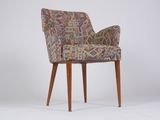 une chaise rembourrée avec une assise rembourrée à motifs et des pieds en bois