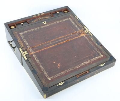 une boîte en bois recouverte d'un couvercle en cuir
