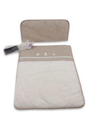 Ce matelas pliable destiné au change des nourrissons compren…