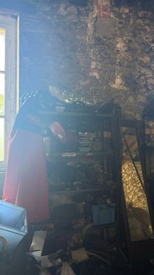une photo d'un salon avec un canapé et une fenêtre