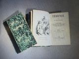 deux livres posés sur une table