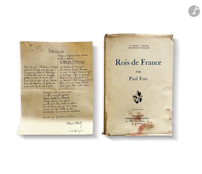 un vieux livre sur lequel repose un bout de papier, à côté d'un autre bout de papier sur lequel il y a quelque chose d'écrit