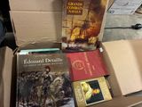 des livres dans une boîte en carton posée sur une table dans une pièce