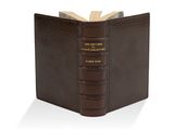 un vieux livre à la couverture marron, orné d'une inscription dorée