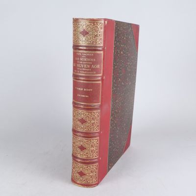 un livre rouge posé sur une surface blanche