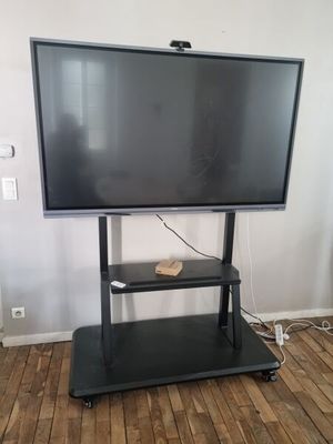 un téléviseur à écran plat posé sur un support dans un salon