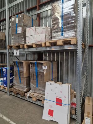 de nombreux cartons et boîtes sur les étagères de l'entrepôt