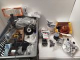 un grand nombre d'objets posés sur une table