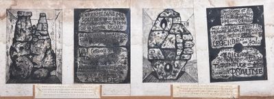 une photo d'un mur sur lequel sont accrochés quatre types d'œuvres d'art différents
