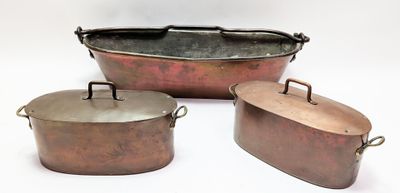 trois casseroles et poêles de couleur cuivrée posées les unes à côté des autres