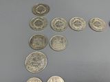 un lot de pièces de monnaie posées sur une table