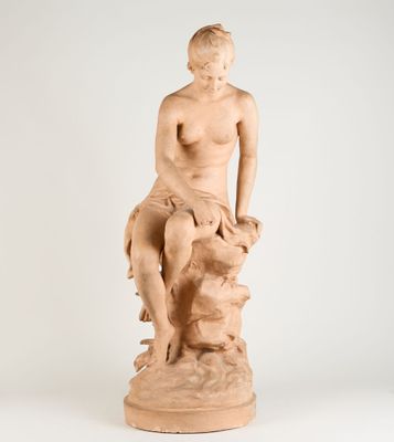 statue représentant une femme assise sur un rocher, un chien sur les genoux