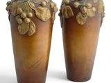 deux vases placés l'un à côté de l'autre