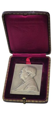 étui en velours violet orné de l'image d'un homme de profil