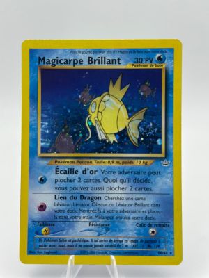 un gros plan d'une carte Pokémon sur laquelle figure un poisson