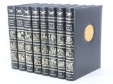 six livres alignés, surmontés d'un médaillon doré