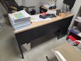 un bureau sur lequel se trouvent un écran d'ordinateur et des livres
