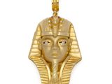 un gros plan d'un pendentif représentant une tête de pharaon en or sur fond blanc