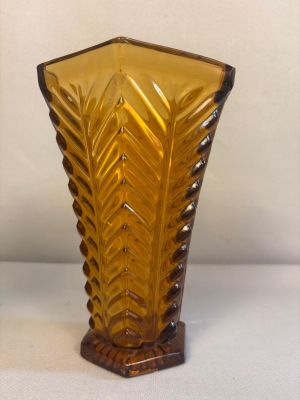 vase en verre jaune posé sur une surface blanche