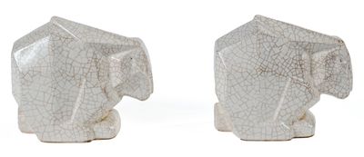 une paire de serre-livres en forme d'éléphants en céramique blanche sur fond blanc