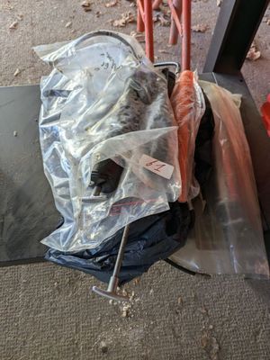 un sac de carottes posé par terre à côté d'une chaise