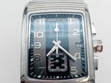 gros plan d'une montre-bracelet sur une surface blanche