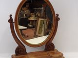 un miroir posé sur un support, lui-même posé sur une table